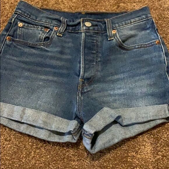Levi Strauss high rise denim cuffed shorts. Size 28 - Picture 3 of 9